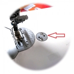 Metalliruuvi lisätarvikkeiten kiinitykseen ø3,5 mm, 8 mm, E19 Monteerimiskruvide asukoht / Mounting screw location Janome 1600