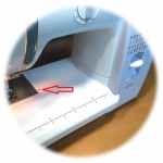 Metalliruuvi lisätarvikkeiten kiinitykseen ø3,5 mm, 8 mm, E19 Monteerimiskruvide asukoht / Mounting screw location Janome